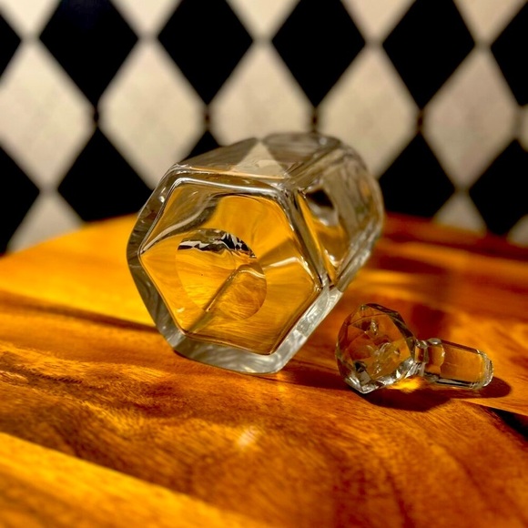 Vintage Crystal Decanter – Elegant & Hefty with Pontil Mark - Picture 5 of 6